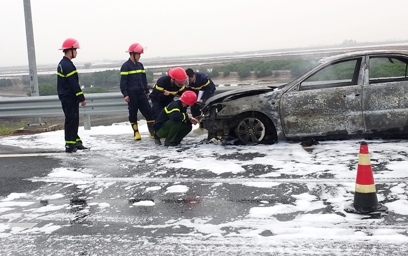Chiếc xe đã cháy rụi phần đầu