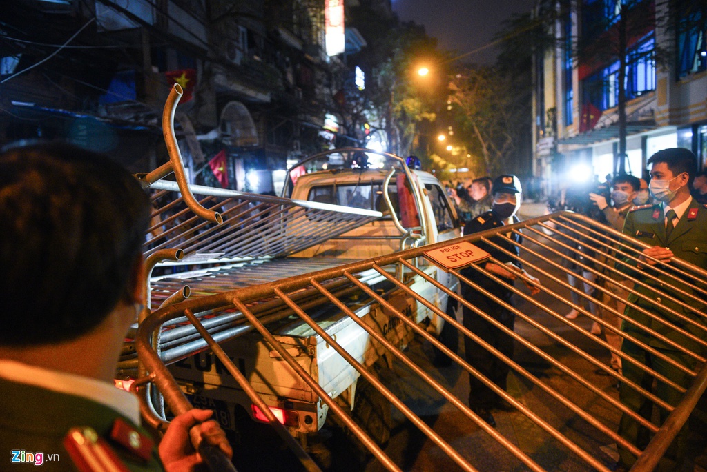 Hàng rào cách ly tại phố Trúc Bạch được gỡ bỏ lúc 21h15 tối 20/3. Ảnh: Zing.vn