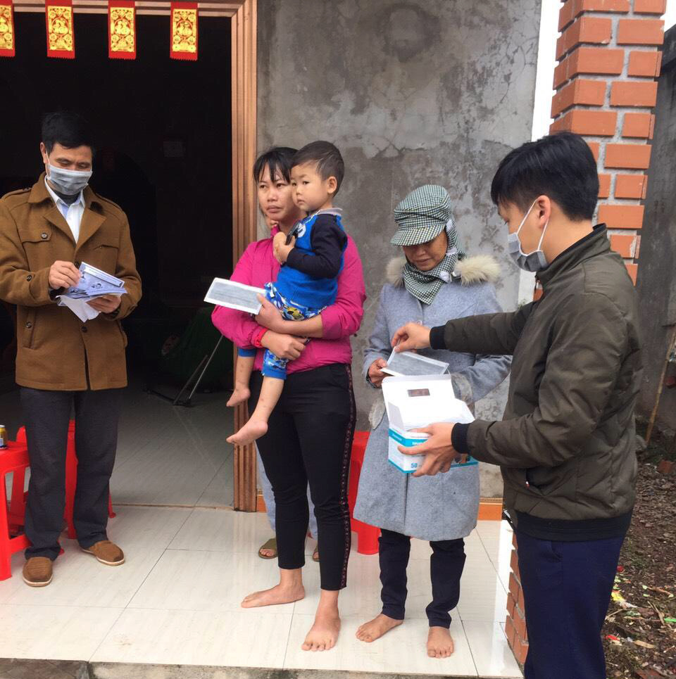 ĐVTN huyện Đầm Hà, tuyên truyền và phát khẩu trang miễn phí cho các hộ gia đình ở xã Quảng An.