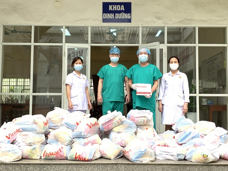 Hơn 1 tấn gạo là tấm lòng mà thầy cô giáo trường Đoàn Thị Điểm Hạ Long gửi tới các y, bác sĩ Bệnh viện số 2