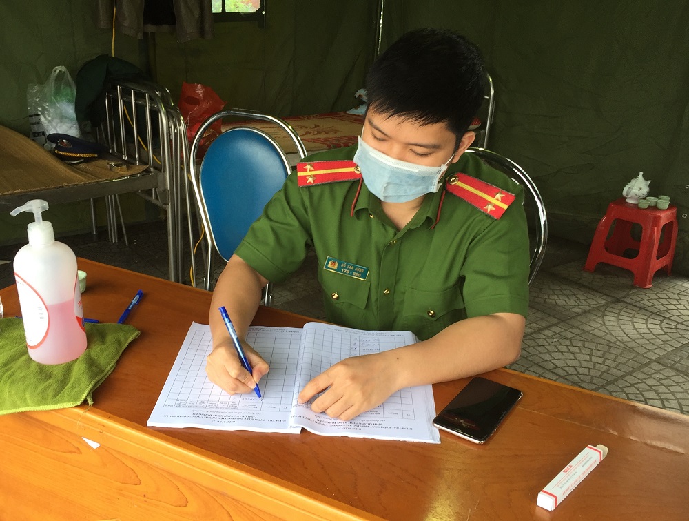 Danh sách phương tiện và số lượng người vào Quảng Ninh qua chốt được ghi chép đầy đủ.