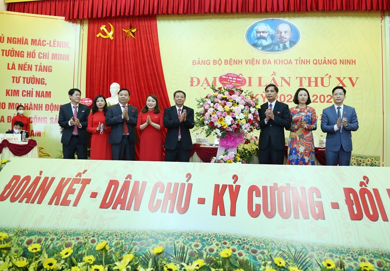 Đồng chí Vũ Văn Diện, Bí thư Thành ủy Thành phố Hạ Long tặng hoa Đại hội.