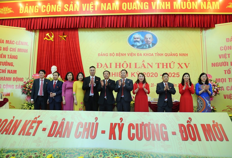 Ban chấp hành Đảng bộ Bệnh viện Đa khoa tỉnh Quảng Ninh khóa XV nhiệm kỳ 2020 - 2025 ra mắt Đại hội. 