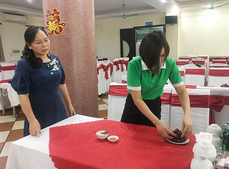 Bà Triệu Thị Châm đôn đốc nhân viên chuẩn bị tiệc cưới tại nhà hàng.