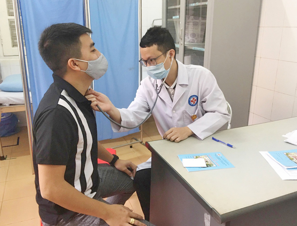 Khám kiểm tra bệnh tuyến giáp cho bệnh nhân tại Trung tâm Y tế huyện Tiên Yên.