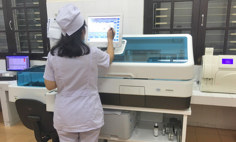 Làm xét nghiệm bệnh lý tuyến giáp tại Trung tâm Y tế Tiên Yên.