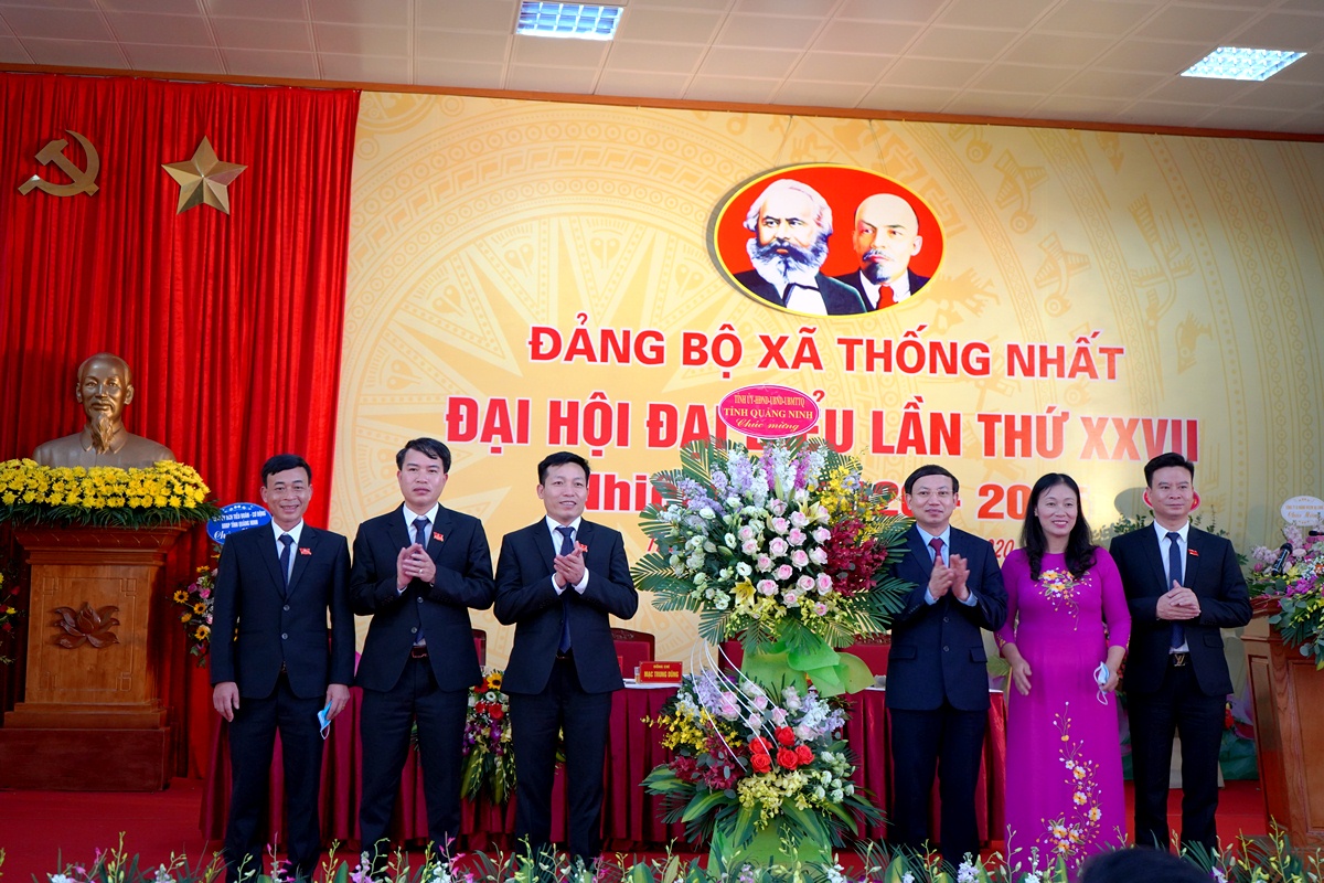 Bí thư Tỉnh ủy Nguyễn Xuân Ký tặng hoa chúc mừng Đại hội.