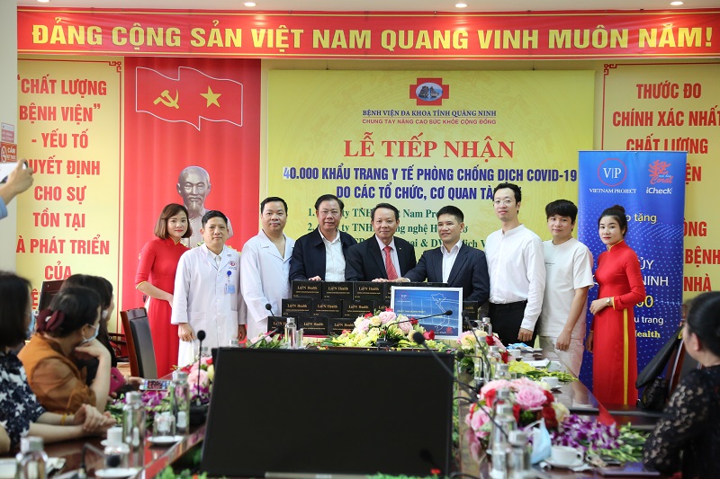Thay mặt các cơ sở y tế trong tỉnh, Bệnh viện Đa khoa tỉnh Quảng Ninh tiếp nhận khẩu trang từ các đơn vị hảo tâm.