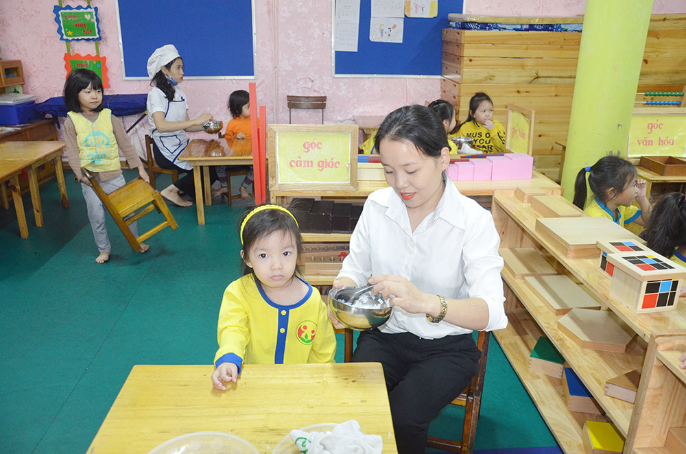 Giờ ăn của trẻ mầm non tại cơ sở mầm non tư thục 1/6, TP Cẩm Phả.