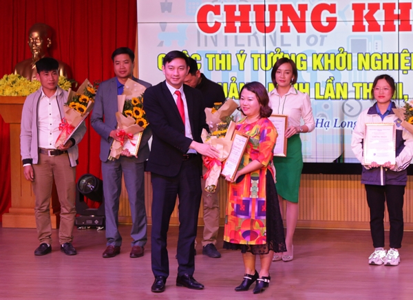 Đ/c Lê Hùng Sơn , UV BCH Trung ương Đoàn, Tỉnh ủy viên Bí thư Tỉnh đoàn trao giải Nhất cho thí sinh