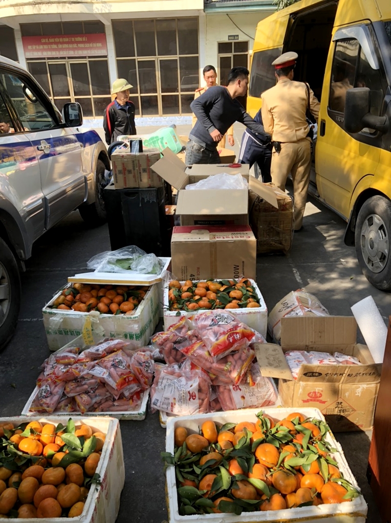Tổ công tác số 7 thuộc Đội CSGT số 2, Phòng CSGT đường bộ, đường sắt (Công an tỉnh) kiểm tra xe khách, thu giữ trên 200kg thực phẩm không rõ nguồn gốc. vào ngay 29-12-2019. Khánh Nam