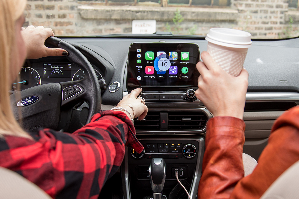 Apple CarPlay trên xe hơi. Ảnh: Cars