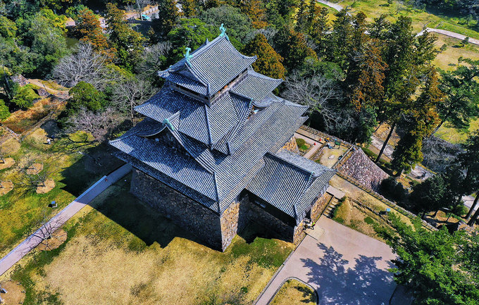 Sau trận chiến Sekigahara ở Keicho (1600), Tadamin Horio và cha của ông nhìn thấy vùng đất Matsue từ đài quan sát Kanzan (Tokohayama) và đưa ra kết luận, nơi này thích hợp để xây dựng một tòa lâu đài. Matsue được xây dựng vào năm 1607, hoàn thành năm 1611.