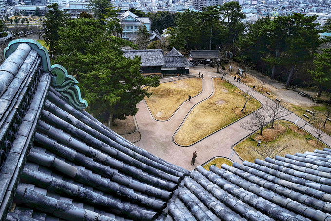 Lâu dài bao gồm một tháp pháo gắn ở phía trước, với cấu trúc nhìn toàn cảnh, sử dụng tấm ván đen dày và tường đá. Tầng trên cùng nay trở thành vọng cảnh đài, là nơi du khách có thể ngắm nhìn cảnh quan thành phố Matsue.
