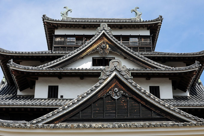 Lâu đài Matsu là một cấu trúc phức hợp với 4 phần, 5 tầng và một tầng hầm, chiều cao 30m. Vào năm 1888, nơi đây được sửa chữa một phần, chi phí lấy từ tiền bán vé tham quan.  Tháng 8/1892 lâu đài bị tàn phá nặng nề bởi bão, sau đó một cuộc đại tu  diễn ra và hoàn tất vào năm 1894 nhờ sự đóng góp của người dân Matsue. Dù được bảo trì và sửa chữa nhiều lần kể từ khi được xây dựng song lâu đài vẫn duy trì nguyên vẹn vẻ ban đầu cho tới ngày nay.