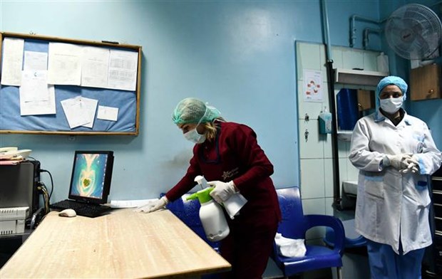 Dọn dẹp khử trùng tại một bệnh viện nhằm ngăn chặn lây lan dịch COVID-19 ở Damascus, Syria. (Ảnh: THX/TTXVN)
