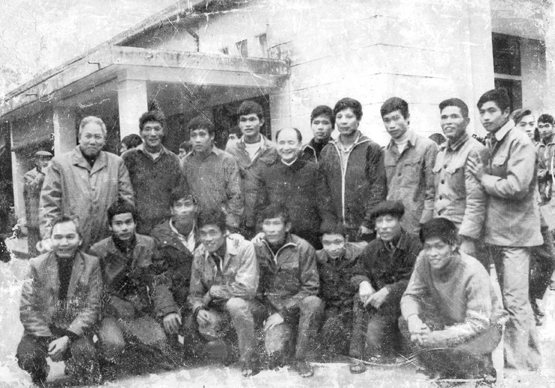 Ông Hoàng Quốc Việt, Chủ tịch Tổng Công đoàn VN (giữa) gặp mặt Đội Than QN năm 1980. Nguyễn Đình Hùng B ngồi hàng đầu bên phải.