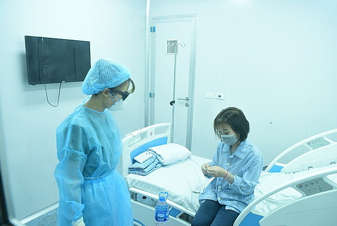 Điều dưỡng chăm sóc cho bệnh nhân viêm phổi đang điều trị cách ly tại Bệnh viện Bệnh Nhiệt đới Trung ương cơ sở 2, ngày 31/1. Ảnh: Giang Huy.