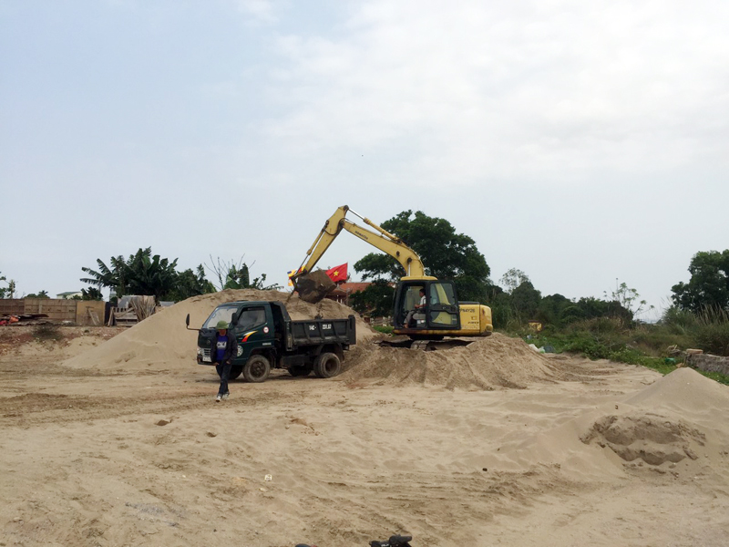 Bến bão của Công ty TNHH Thành Ngọc, thôn 5, xã Hải Xuân có diện tích 1.490 m2 hoạt động từ năm 2.000 nhưng chưa được cơ quan nhà nước có thẩm quyền giao đất, cho thuê đất và chưa được cấp phép bến bãi kinh doanh vật liệu xây dựng (Ảnh chụp ngày 18/3).