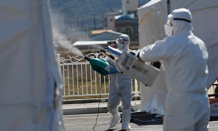 Nhân viên phun khử trùng tại một địa điểm ở Cheongdo, tỉnh Bắc Gyeongsan, Hàn Quốc ngày 11/3. Ảnh: Reuters.