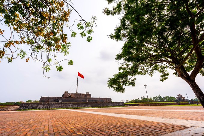 Khu vực Kỳ Đài (cột cờ) nằm ở mặt tiền Kinh thành, trước Ngọ Môn cũng vắng bóng du khách. Kỳ Đài nằm ở vị trí trung tâm TP Huế, đồng thời là một biểu tượng của vùng đất cố đô.