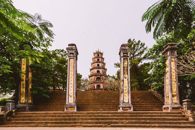 Chùa Thiên Mụ tĩnh lặng trong đợt dịch Covid-19. Ngôi chùa nằm trên đồi Hà Khê, tả ngạn sông Hương, cách trung tâm TP Huế khoảng 5 km về phía tây. Chùa xây dựng vào những năm 1600, được coi là một trong những ngôi cổ tự lâu năm nhất ở đất Thừa Thiên, là một trong những điểm đến không thể bỏ qua với du khách khi đến Huế.