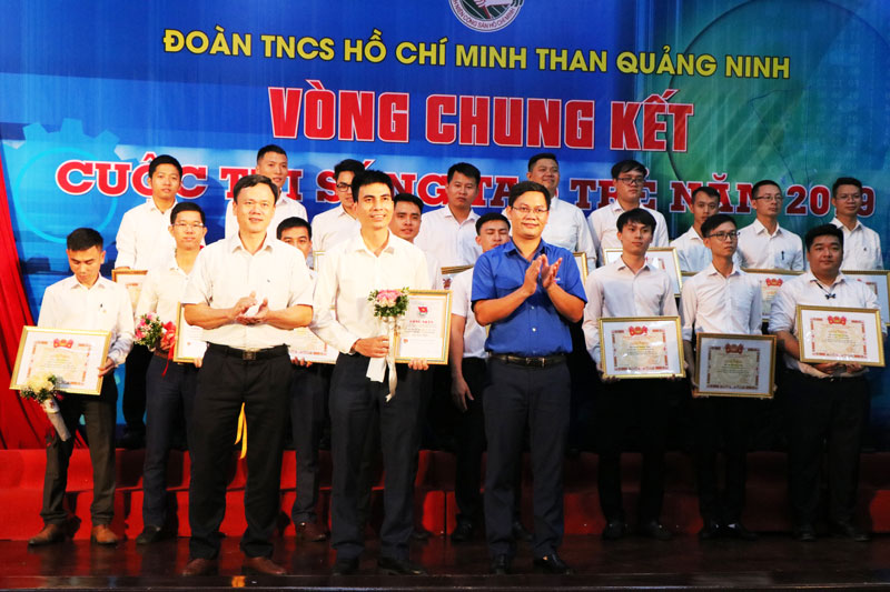 Anh Nguyễn Văn Hiền cùng các đồng nghiệp nhận giải nhất Cuộc thi Sáng tạo trẻ năm 2019 do Đoàn Than tổ chức. Ảnh: Đoàn Than cung cấp