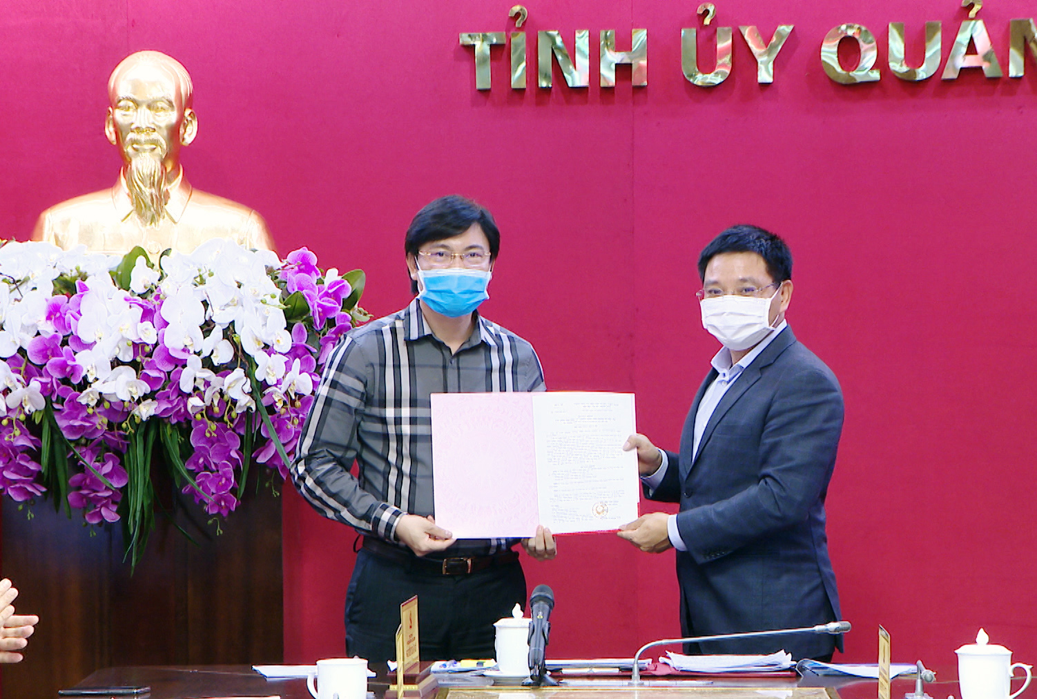 Thừa ủy quyền của Bộ Y tế, đồng chí Nguyễn Văn Thắng, Chủ tịch UBND tỉnh đã trao quyết định của Bộ Y tế cho Sở Y tế tỉnh Quảng Ninh về việc cho phép Trung tâm Kiểm soát bệnh tật tỉnh thực hiện xét nghiệm dịch bệnh Covid-19.