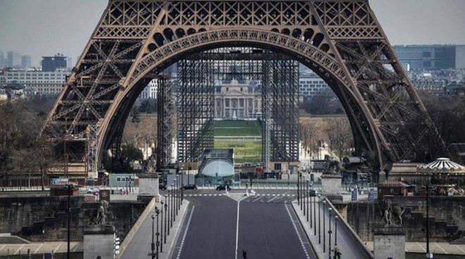 Tháp Eiffel - biểu tượng của nước Pháp vắng vẻ vì dịch COVID-19. Ảnh: AFP.