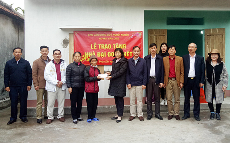 Các đơn vị, tổ chức trao tặng kinh phí hỗ trợ cho gia đình bà Từ Thị Lợi, thôn Tràng Hương, xã Đoàn Kết, huyện Vân Đồn (Ảnh: Đỗ Hiền-Trung tâm TT-VH Vân Đồn)