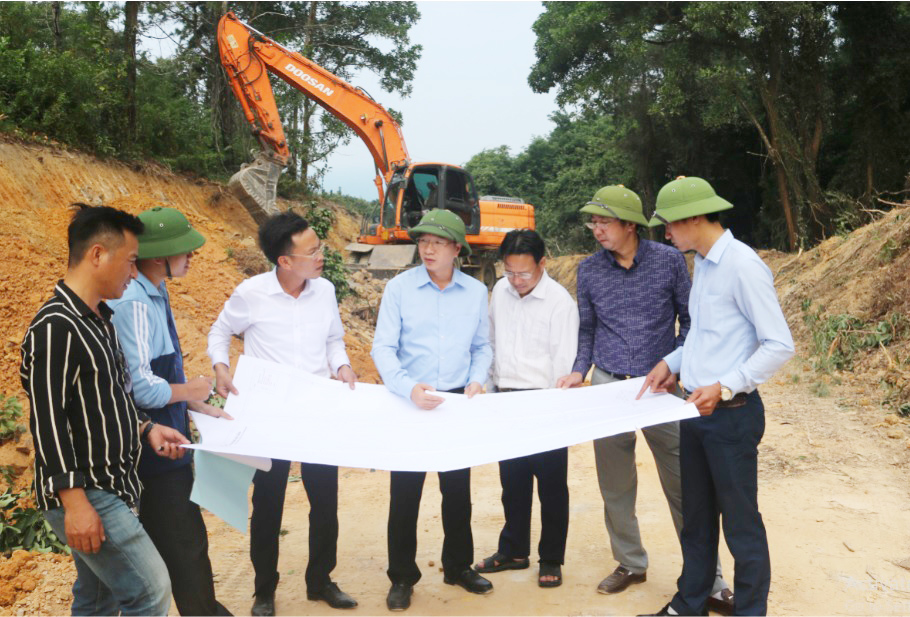 Đồng chí Nguyễn Việt Hùng, Phó Chủ tịch UBND huyện Cô Tô, cùng các phòng chuyên môn kiểm tra, chỉ đạo công tác GPMB dự án cải tạo, nâng cấp tuyến đường xuyên đảo Thanh Lân.