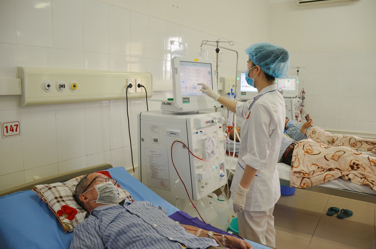 Người bệnh chạy thận nhân tạo tại Khoa Hồi sức tích cực - Thận nhân tạo, Bệnh viện ĐKKV Cẩm Phả.