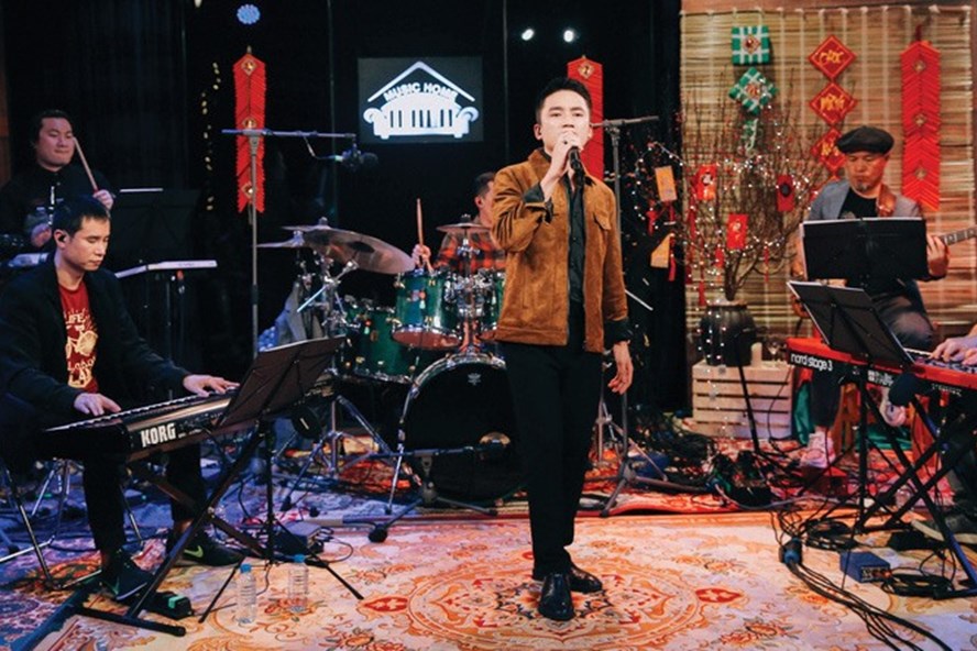 Ca sĩ Phan Mạnh Quỳnh biểu diễn trong đêm “Music Home” số 3. Ảnh: Truyền hình FPT