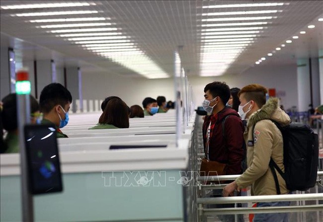 Hành khách làm thủ tục nhập cảnh tại sân bay quốc tế Nội Bài. (Ảnh: TTXVN)
