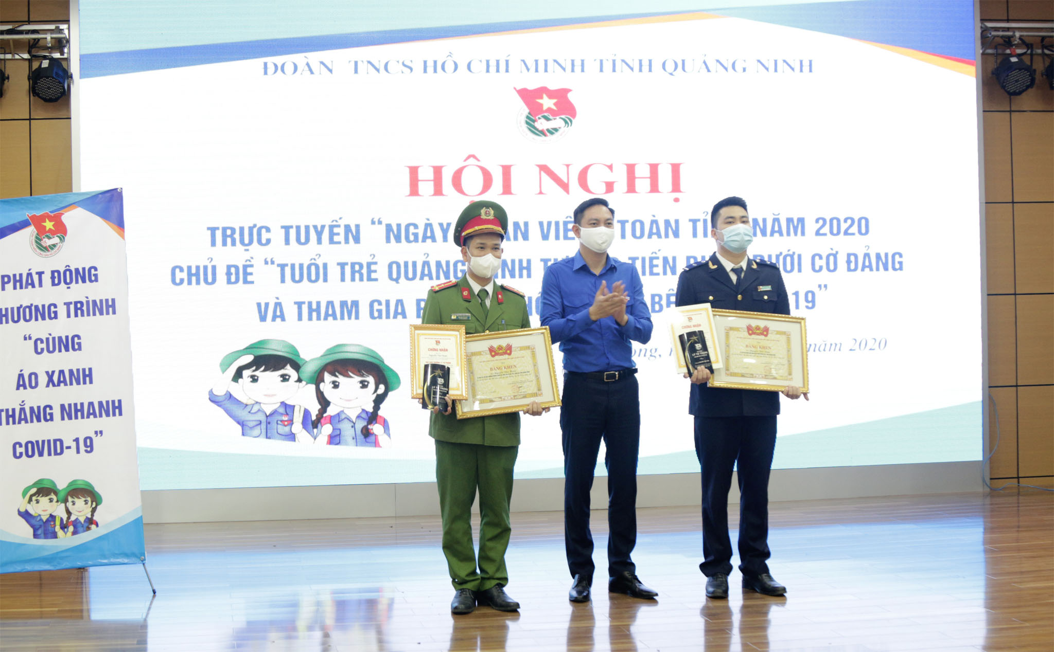 Đồng chí Lê Hùng Sơn, Bí thư Tỉnh đoàn Quảng Ninh trao giải thưởng Lý Tự Trọng năm 2020 cho cán bộ Đoàn có thành tích xuất sắc.