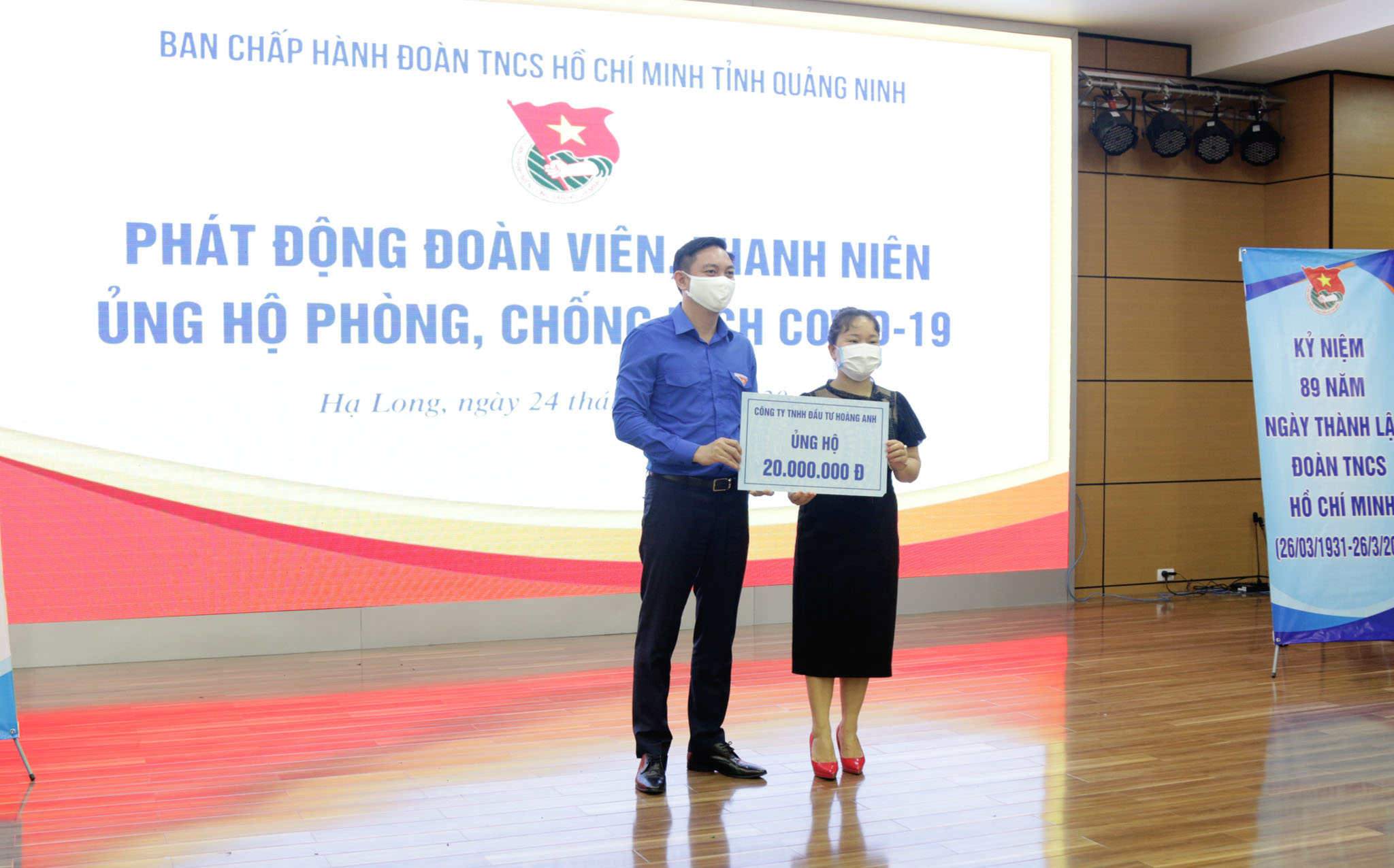 Tỉnh đoàn Quảng Ninh tiếp nhận ủng hộ quỹ Covid- 19 từ công ty TNHH Hoàng Anh.