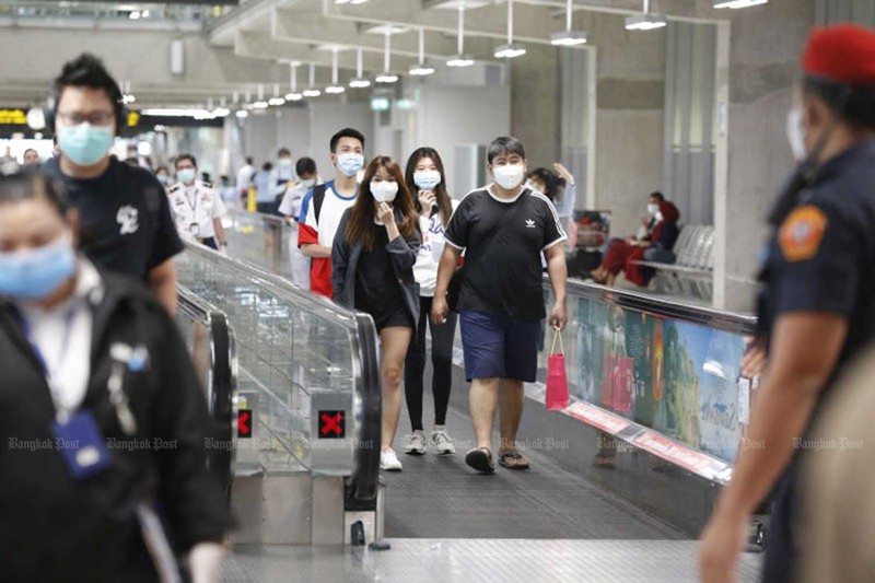 Hành khách đeo khẩu trang ở sân bay Suvarnabhumi. Ảnh: Bangkok Post