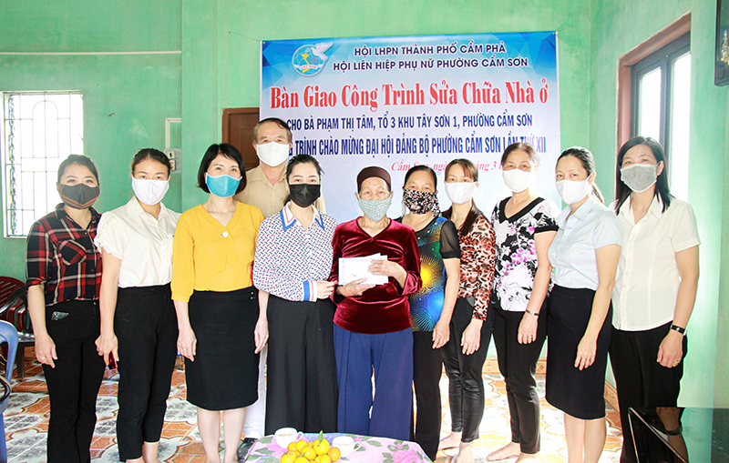 Hội LHPN thành phố Cẩm Phả và phường Cẩm Sơn trao tiền hỗ trợ cho bà Phạm Thị Tâm