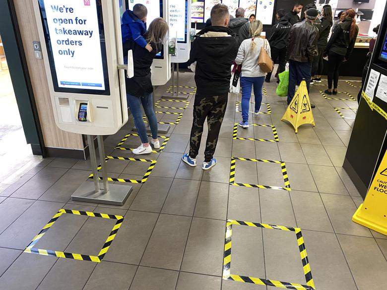 Người dân Anh xếp hàng theo ô đứng chỉ định tại trung tâm mua sắm Brent Cross ở thủ đô London. Ảnh: Reuters