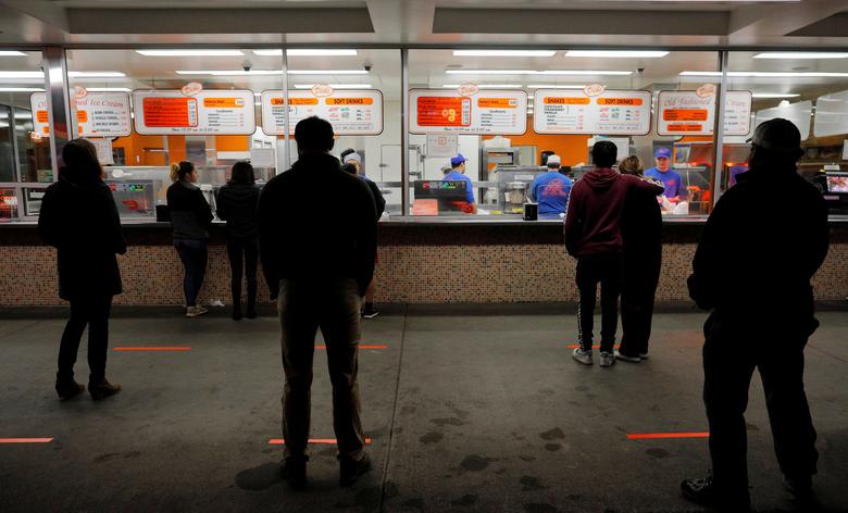Đường kẻ đỏ giúp người xếp hàng giữ khoảng cách trước các quầy bán thức ăn nhanh tại Seattle (Mỹ). Ảnh: Reuters