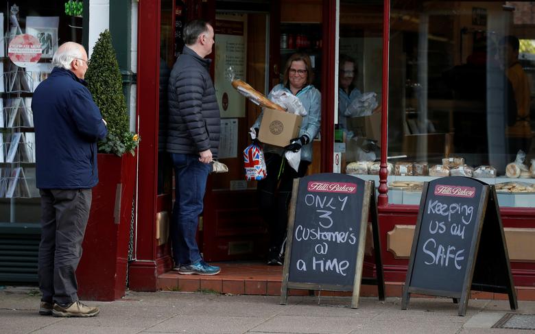 Biển hiệu thông báo chỉ cho phục vụ 3 khách hàng cùng lúc bên ngoài một tiệm bán bánh mì tại Hale, Anh. Ảnh: Reuters