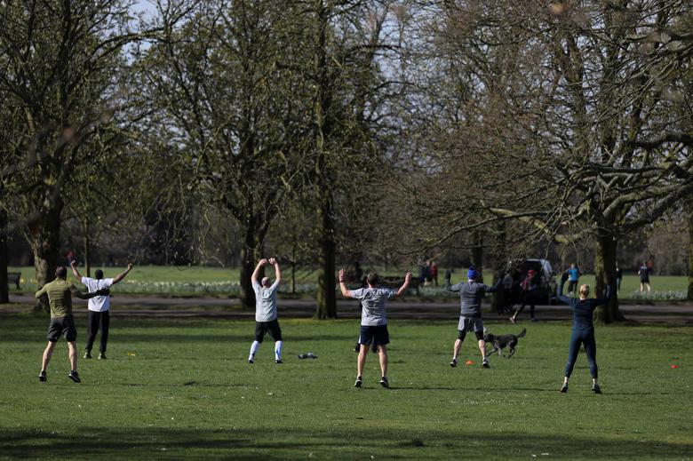 Người dân tập thể dục giữ khoảng cách an toàn tối thiểu tại công viên Greenwich, London. Ảnh: Reuters