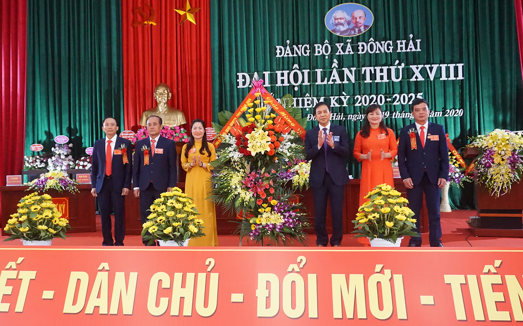 Đồng chí Đặng Huy Hậu, Ủy viên Ban Thường vụ Tỉnh ủy, Phó Chủ tịch Thường trực UBND tỉnh, tặng hoa chúc mừng Đảng bộ xã Đông Hải