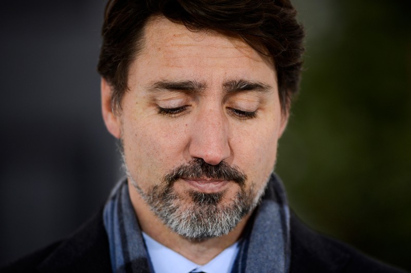 Thủ tướng Canada Justin Trudeau điều hành mọi công việc qua điện thoại trong thời gian cách ly. Ảnh: AP