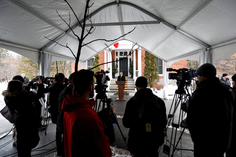 Thủ tướng Trudeau phát biểu ở sân nhà hôm 23/3, trong khi các phóng viên và máy quay được bố trí ở một khoảng cách an toàn. Ảnh: Reuters
