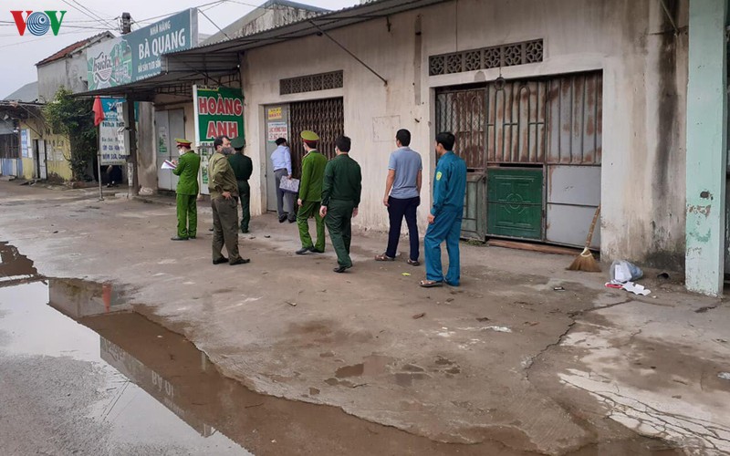 Lực lượng chức năng ra quân xử lý những ki ốt kinh doanh chứa chấp mại dâm ở khu vực bãi biển Diễn Thành.