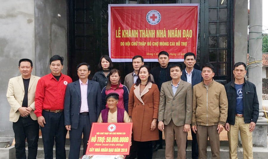 Hội CTĐ TP Móng Cái cùng các nhà hảo tâm trao hỗ trợ nhà nhân đạo cho gia đình Lê Thị Bắc, xã Vạn Yên (TP Móng Cái)