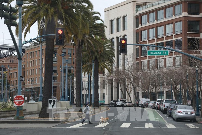 Một tuyến phố tại San Francisco, bang California, Mỹ vắng người qua lại do dịch COVID-19 ngày 16/3/2020. Ảnh: THX/TTXVN