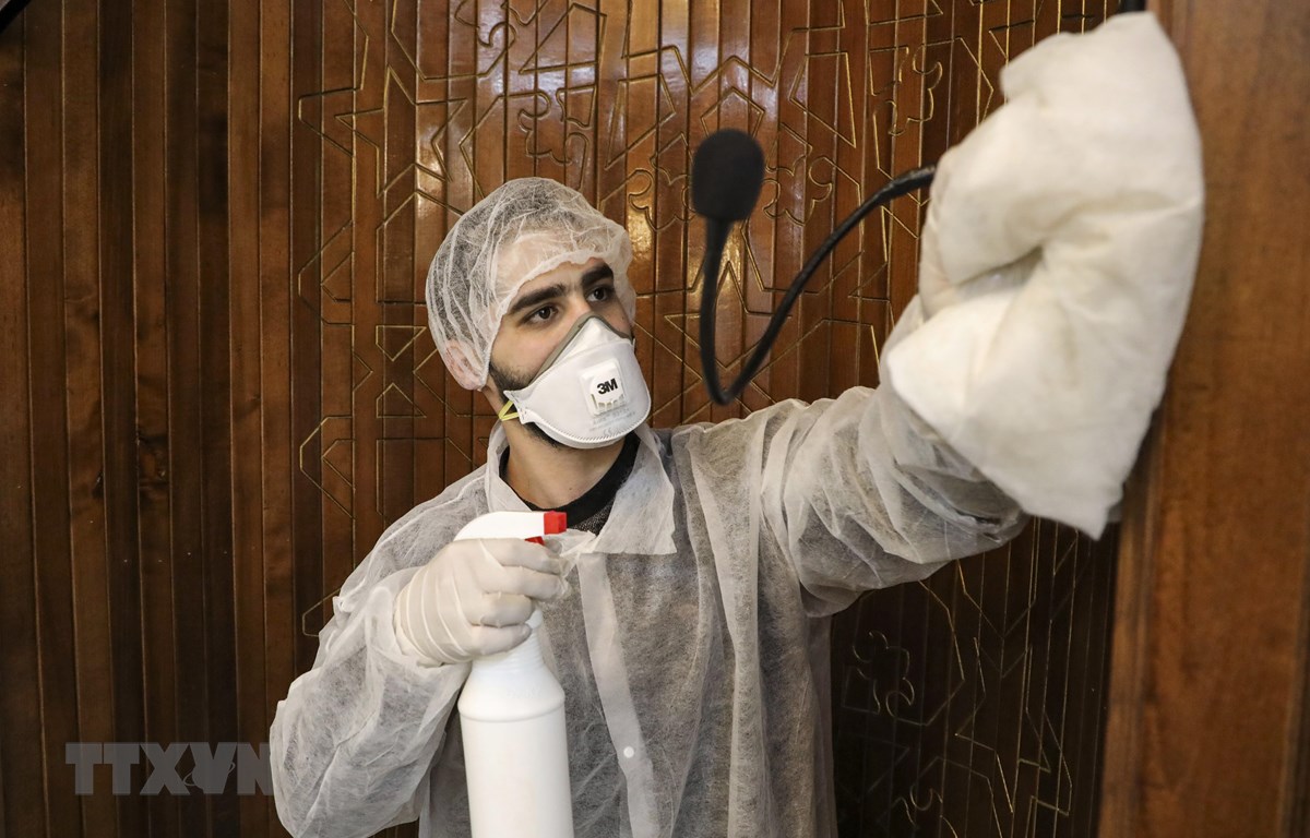 Công nhân phun thuốc khử trùng một nhà thờ nhằm ngăn dịch COVID-19 tại thành phố Hebron, Bờ Tây. (Ảnh: AFP/TTXVN)
