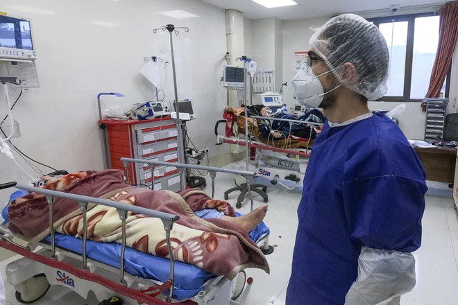 Một y tá chăm sóc cho bệnh nhân tại khu dành riêng để điều trị virus SARS-CoV-2 ở một bệnh viên ở Iran. Ảnh: Hãng tin Mizan.